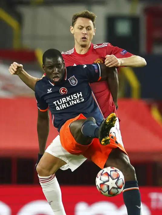 Pemain Manchester United Nemanja Matic berebut bola dengan pemain Istanbul Basaksehir Demba Ba pada pertandingan Grup H Liga Champions di Old Trafford, Manchester, Inggris, Selasa (24/11/2020). Manchester United memuncaki Grup H usai menang 4-1 atas Istanbul Basaksehir. (AP Photo/Dave Thompson)
