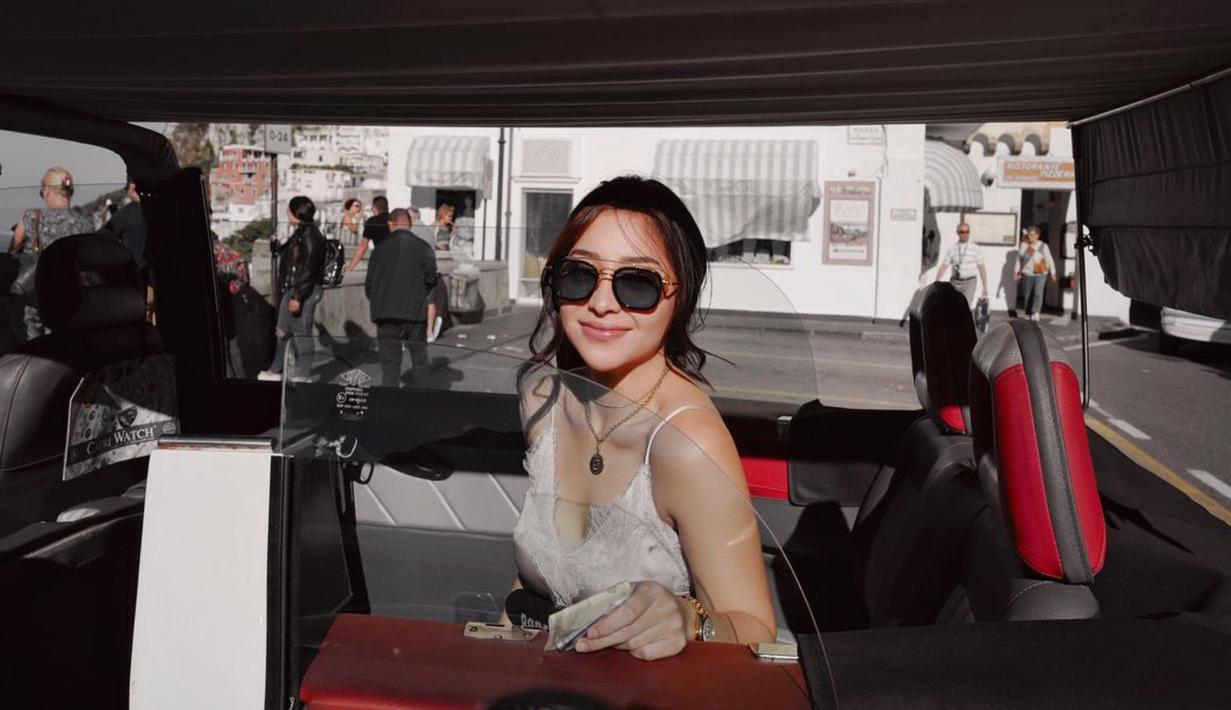 Selain untuk menghalau panas, kacamata hitam juga menjadi fashion item yang dapat menunjang penampilan Nikita. Dengan tampil menggunakan kacamata hitam, istri dari Indra Priawan ini pun nampak makin modis. (Liputan6.com/IG/nikitawillyofficial94)