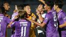 Pemain Persik Kediri, Arthur Irawan (tengah) bersitegang dengan wasit saat laga pekan pertama BRI Liga 1 2022/2023 antara Persita Tangerang melawan Persik Kediri di Indomilk Arena, Tangerang, Senin (25/07/2022). (Bola.com/Bagaskara Lazuardi)