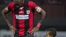 Kapten Persipura, Boaz Solossa, ditemani sang putri sebelum bertanding melawan Bhayangkara FC pada laga Liga 1 Indonesia di Stadion Patriot, Bekasi, Sabtu (9/9/2017). Bhayangkara FC menang 2-1 atas Persipura. (Bola.com/Vitalis Yogi Trisna)