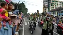 Masyarakat sekitar yang sedang melihat aksi demo Mahasiswa Universitas Djuanda. Aksi demo tolak kenaikan harga bahan bakar minyak (BBM) dengan mendorong motornya sekitar 3 km dari Tugu Kujang hingga pintu 3 Istana Bogor, Kota Bogor, Jawa Barat, Rabu (7/9/20222). (Merdeka.com/Arie Basuki)