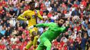 Alisson Becker. Kiper asal Brasil berusia 28 tahun ini total 4 kali melakukan clean sheets dari 5 laga Liverpool. Ia hanya kebobolan saat bermain imbang 1-1 di pekan ke-3 kontra Chelsea. Di laga terakhir melawan Crystal Palace, Liverpool menang dengan 3-0. (AFP/Paul Ellis)