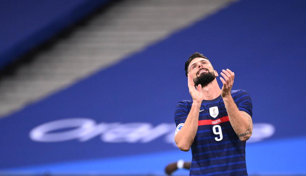 Ekspresi striker Prancis, Olivier Giroud, saat melawan Finlandia pada laga uji coba di Stadion Stade de France, Rabu (11/11/2020). Prancis takluk dengan skor 0-2. (AFP/Franck Fife)