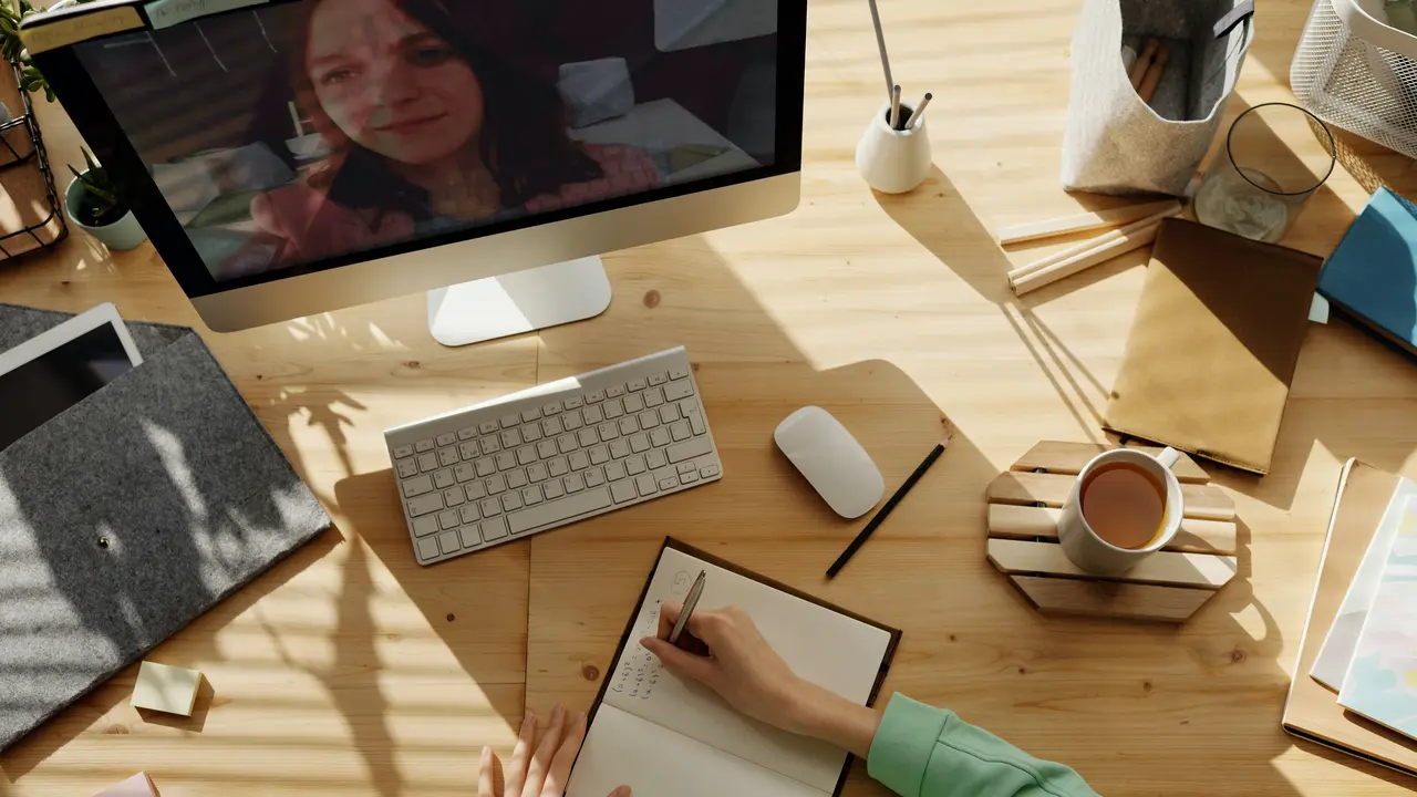 Hobi Menulis? Ini Top 7 Pekerjaan yang Punya Prospek Besar di Era Digital
