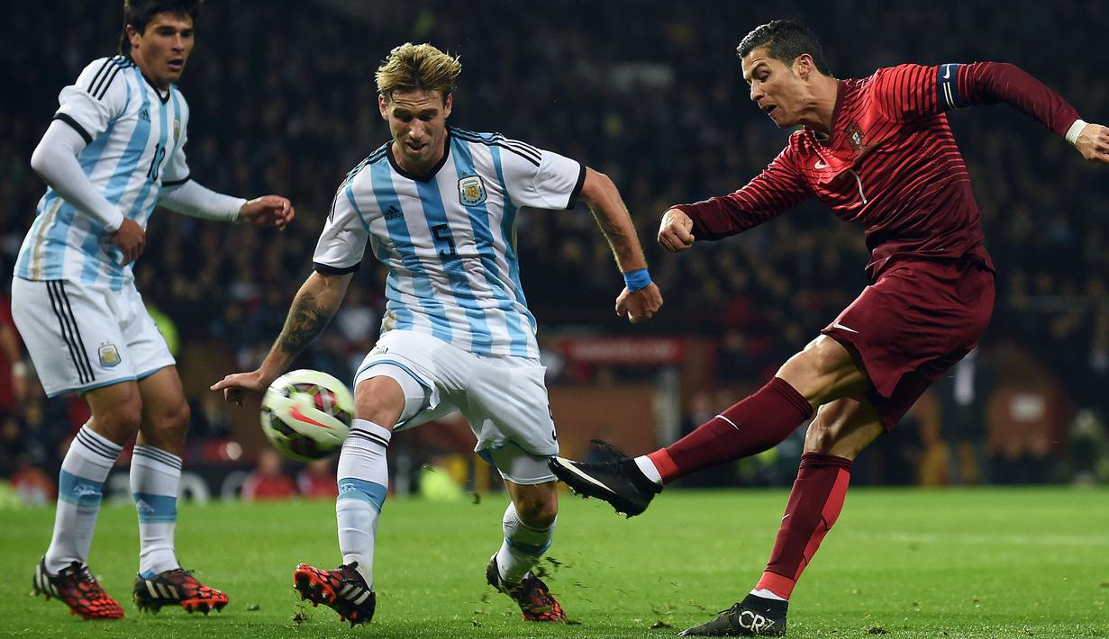 Ronaldo akan menjadi pencetak gol terbanyak di kancah internasional menyaingi Ali Daei, pemain Iran. CR7 hanya terpaut enam gol dari Ali yaitu 103 gol. Bukan hal yang mustahil bagi Ronaldo untuk memecahkan rekor ini. (Foto: AFP/Paul Ellis)