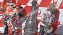Pebalap Repsol Honda Marc Marquez merayakan kemenangan bersama kepala mekanik Honda Carlos Linan (kanan) dengan champagne MotoGP Australian Grand Prix di Phillip Island, (AFP PHOTO/Paul Crock)