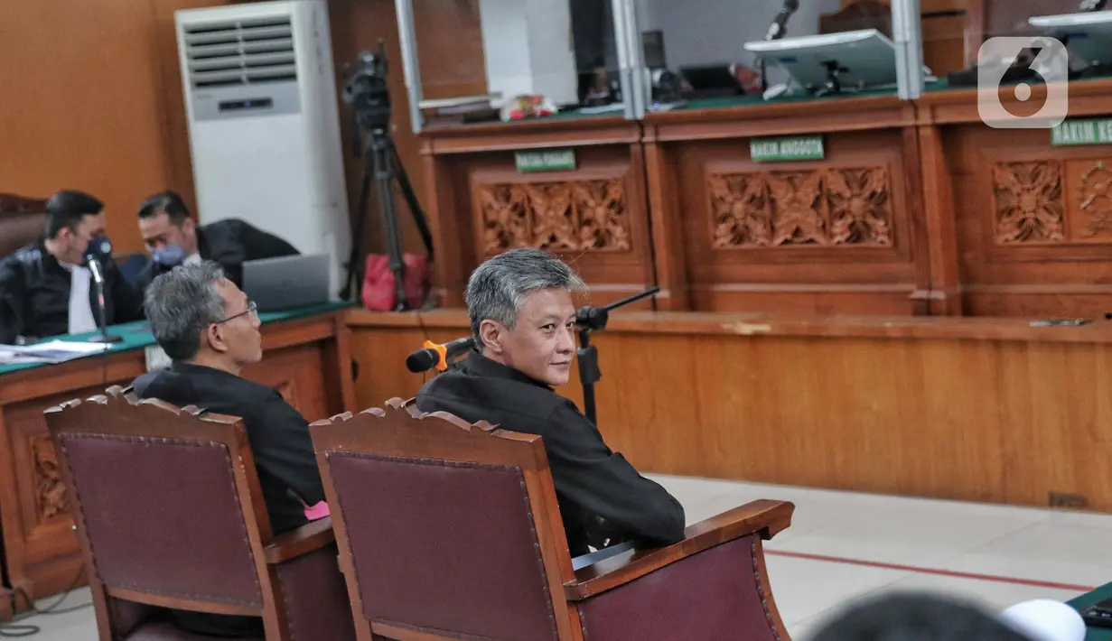 Terdakwa kasus perintangan proses penyidikan pembunuhan berencana terhadap Nofriansyah Yosua Hutabarat atau Brigadir J, Brigjen Hendra Kurniawan dan Agus Nurpatria saat mengikuti sidang di Pengadilan Negeri Jakarta Selatan, Kamis (27/10/2022). Dalam persidangan ini beragendakan pemeriksaan atau mendengar keterangan saksi. (Liputan6.com/Angga Yuniar)