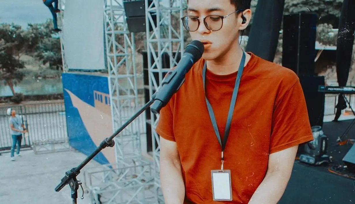 Selain itu. Sahabat Fimela juga bisa mengandalkan t-shirt warna yang bisa diorkestrasikan dengan apapun, mulai dari celana panjang seperti Ardhito, ataupun bereksplorasi dengan dress.  (Foto: Instagram/ Ardhito Pramono)