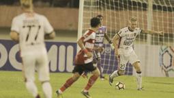 2. Nicky van der Velden (Gelandang) - Pria asal Belanda ini merupakan pemain andalan Bali United, pengalaman serta ketenangannya menjadi penyeimbang di lini tengah Serdadu Tridatu. (Bola.com/M Iqbal Ichsan)