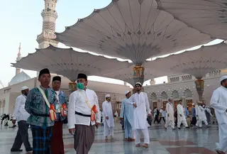 Jemaah haji Indonesia di Masjid Nabawi, Madinah usai melaksanakan sholat subuh. Foto: Darmawan/MCH