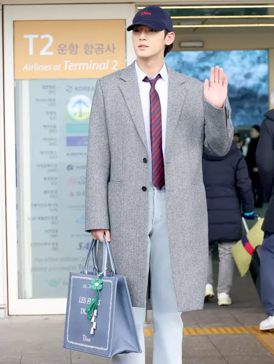 Sebagai house ambassador, MINGYU tampil serba Dior saat otw dari Korea ke Paris. Penampilannya di berbagai ajang internasional selalu berhasil mencuri perhatian penggemar dan media. [Dok. Dior]