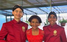 Susi Pudjiastuti Anggun Berkebaya Dipelukan Dua 'Pangeran' Tampan, Potretnya jadi Sorotan
