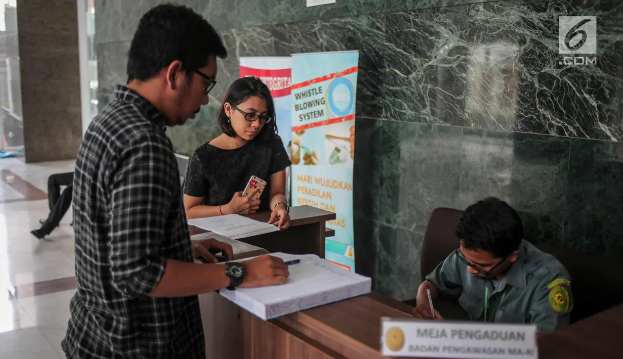 Pelapor tergabung dalam Koalisi Masyarakat Sipil Antikorupsi saat melaporkan Hakim Cepi Iskandar yang menjadi hakim tunggal sidang praperadilan Ketua DPR RI Setya Novanto di Bawas Mahkamah Agung, Jakarta, Kamis (5/10). (Liputan6.com/Faizal Fanani)