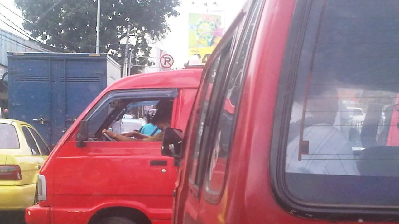 [Bintang] Jujur Mengembalikan Uang Rp 16 Juta, Sopir Angkot Diberi Hadiah yang Bikin Melongo