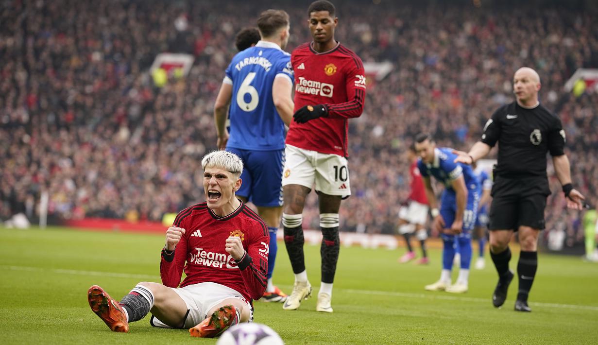 Selebrasi gelandang Manchester United, Alejandro Garnacho setelah timnya dihadiahi tendangan penalti usai dirinya dilanggar pemain Everton pada laga pekan ke-28 Premier League 2023/2024 di Old Trafford Stadium, Manchester, Sabtu (9/3/2024). (AP Photo/Dave Thompson)