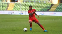 Striker Timnas Indonesia, Marinus Wanewar mendapat dalam pertandingan melawan Kamboja, Kamis (24/8/2017). Timnas Indonesia U-22 menang 2-0 atas Kamboja di Shah Alam Stadium. (twitter.com/pssi__fai)