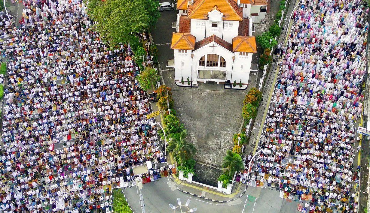 Umat Muslim melaksanakan salat Idul Adha 1446 Hijriah di kawasan depan Gereja Koinonia, Jatinegara, Jakarta Timur, Jumat (6/6/2025). (Liputan6.com/Herman Zakharia)
