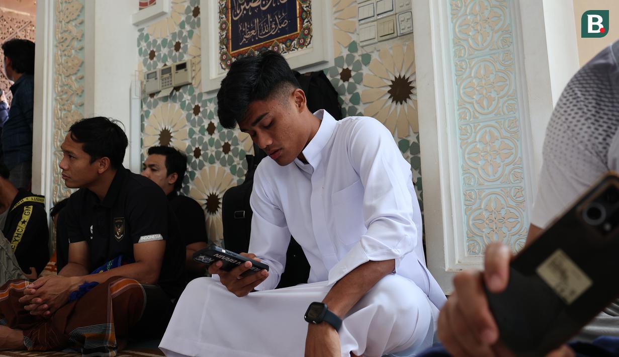Pemain Timnas Indonesia U-22, Ramadhan Sananta tiba duduk mendengarkan khutbah di dalam Masjid Al Serkal, Phnom Penh, Kamboja, Jumat (5/5/2023) dalam rangkaian ibadah Salat Jumat di sela-sela SEA Games 2023 Kamboja. (Bola.com/Abdul Aziz)