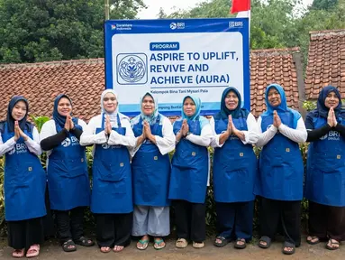 Sejumlah perempuan yang tergabung dalam Kelompok Wanita Tani (KWT) Bina Tani Mysari Pala mengolah potensi pala di Kelurahan Muarasari, Kecamatan Bogor Selatan, menjadi berbagai produk bernilai tambah. Melalui kreativitas dan kerja sama, pala tak lagi hanya dijual dalam keadaan segar, tetapi dikembangkan menjadi sumber peluang ekonomi bagi keluarga dan masyarakat sekitar. (Adv/BRI)
