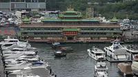 Restoran Terapung Jumbo terlihat di Hong Kong, Senin (13/6/2022). Restoran Terapung Jumbo yang ikonik di Hong Kong diatur untuk meninggalkan kota, di tengah kurangnya dana untuk memelihara restoran setelah berbulan-bulan pembatasan COVID-19. (AP Photo/Kin Cheung)