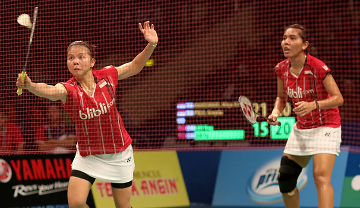 Aksi Greysia Polii/Nitya Krishinda di babak perempat fnal Indonesia Open 2015. (Peksi Cahyo/Bola.com)