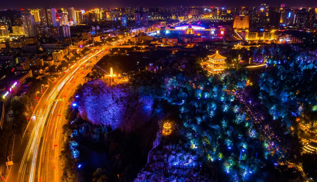 Foto dari udara yang diabadikan pada 1 Oktober 2020 ini menunjukkan cahaya dari Taman Hongshan di Kota Urumqi di Daerah Otonom Uighur Xinjiang, China barat laut. (Xinhua/Hu Huhu)