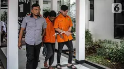 Pedangdut Septyan Arochman alias Daffa bersama tersangka lain dihadirkan dalam rilis narkoba di Ditresnarkoba Polda Metro Jaya, Senin (7/10/2019). Daffa ditangkap di wilayah Tanah Abang, pada Sabtu (5/10) dini hari dengan barang bukti satu bungkus sabu seberat 0,73 gram. (Liputan6.com/Faizal Fanani)