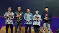 Direktur Compliance & Human Capital PT Bank Syariah Indonesia Tbk (BSI) Tribuana Tunggadewi (dua dari kanan) menerima penghargaan dengan kategori “Inovasi untuk Negeri” dalam ajang Merdeka Award 2023 di Jakarta, Rabu (30/08).