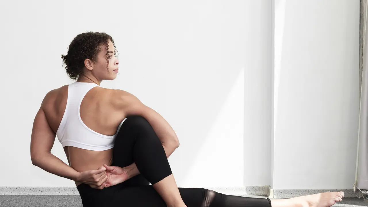 Cuma 15 Menit, Manfaat Gerakan Spinal Twist Flow Ini dapat Meredakan Sakit Punggung dan Ketegangan Otot