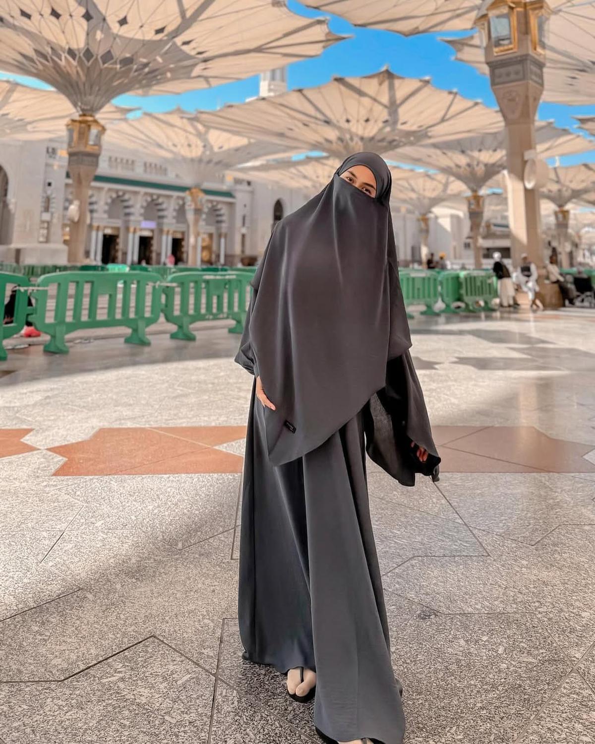 Potret Ria Ricis dengan Outfit Serba Hitam yang Elegan dan Stylish