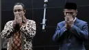 Mendikbud yang baru Muhadjir Effendy (kanan) bersama mantan Mendikbud Anies Baswedan saat serah terima jabatan di Jakarta, (27/7). Muhadjir Effendy resmi menggantiikan Anies Baswedan sebagai Menteri Pendidikan dan Kebudayaan. (Liputan6.com/JohanTallo)