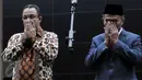 Mendikbud yang baru Muhadjir Effendy (kanan) bersama mantan Mendikbud Anies Baswedan saat serah terima jabatan di Jakarta, (27/7). Muhadjir Effendy resmi menggantiikan Anies Baswedan sebagai Menteri Pendidikan dan Kebudayaan. (Liputan6.com/JohanTallo)