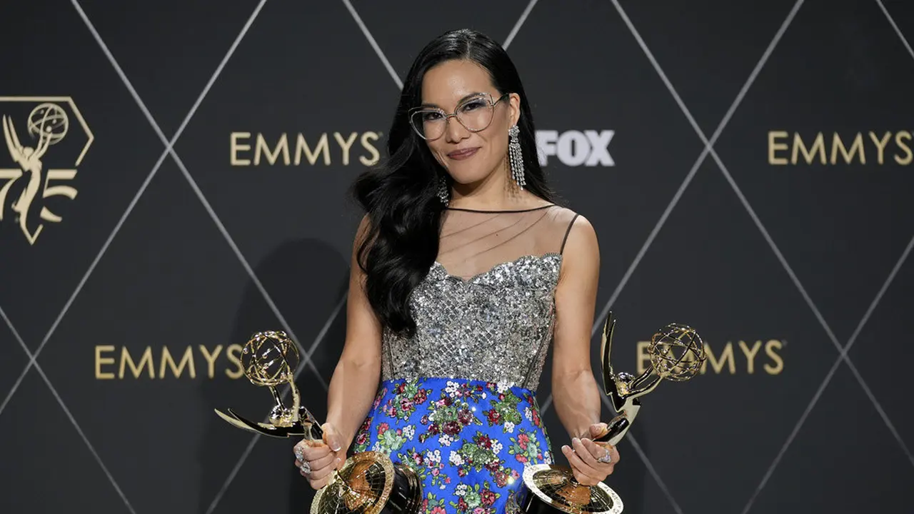 Ali Wong dalam Emmy Awards 2023. (AP Photo/Ashley Landis)