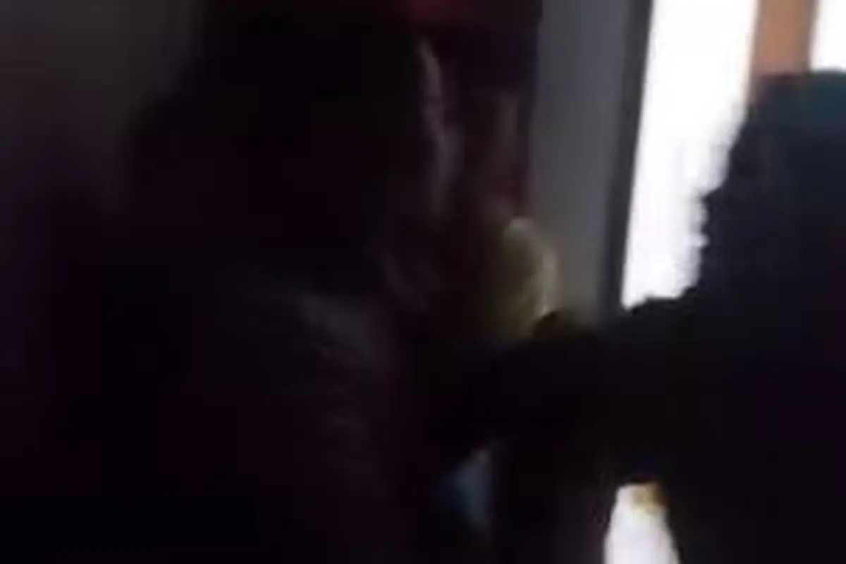 Anggota Polda NTT saat digrebek bersama selingkuhan oleh istri sah di kamar kos di Kabupaten Atambua (screenshot video)