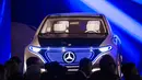 Tampilan depan mobil listrik Mercedz-Benz dengan 'Concept EQ' yang dipamerkan dalam acara peluncuran pabrik baterai Accumotive di Kamenz, Jerman (22/5). (AP Photo/Jens Meyer)