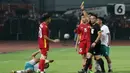 Wasit memberikan kartu kuning untuk Nguyen Gian Tan saat laga Vietnam U-19 melawan Timnas Indonesia U-19 pada kualifikasi grup A Piala AFF U-19 2022 di Stadion Patriot Candrabhaga, Bekasi, Jawa Barat, Sabtu (2/7/2022). Timnas Indonesia U-19 gagal membungkam Vietnam U-19 setelah bermain imbang 0-0. (Liputan6.com/Helmi Fithriansyah)