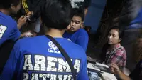 Aremania Batavia mempersiapkan menyambut kedatangan Aremania dari Malang dan kota lain. Mereka juga ingin jadi tuan rumah yang baik. (Bola.com/Gerry Anugrah Putra)