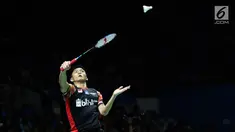 Pebulu tangkis tunggal putra Indonesia, Jonatan Christie saat melawan Hans Kristian Solberg Vittinghus (Denmark) di babak 16 besar Indonesia Open 2019 di Istora Senayan, Jakarta, Kamis (18/7/2019). Jonatan unggul 22-20, 21-13. (Liputan6.com/Helmi Fithriansyah)