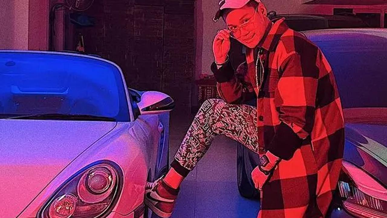 Indra Kenz kerap membuat konten yang memamerkan harta seperti rumah mewah, mobil sport hingga fashion branded. Hasilnya, ada sebanyak 144 orang yang menjadi korban penipuan dengan kerugian Rp 83 miliar.