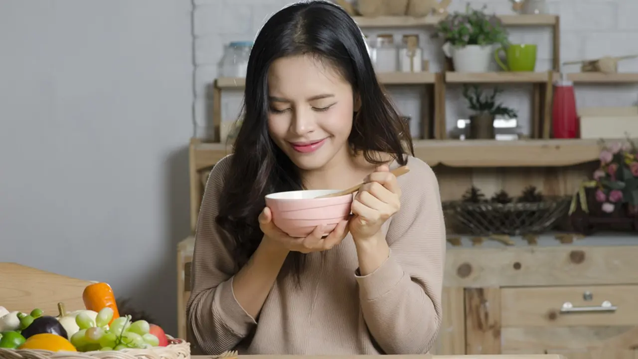 perempuan makan