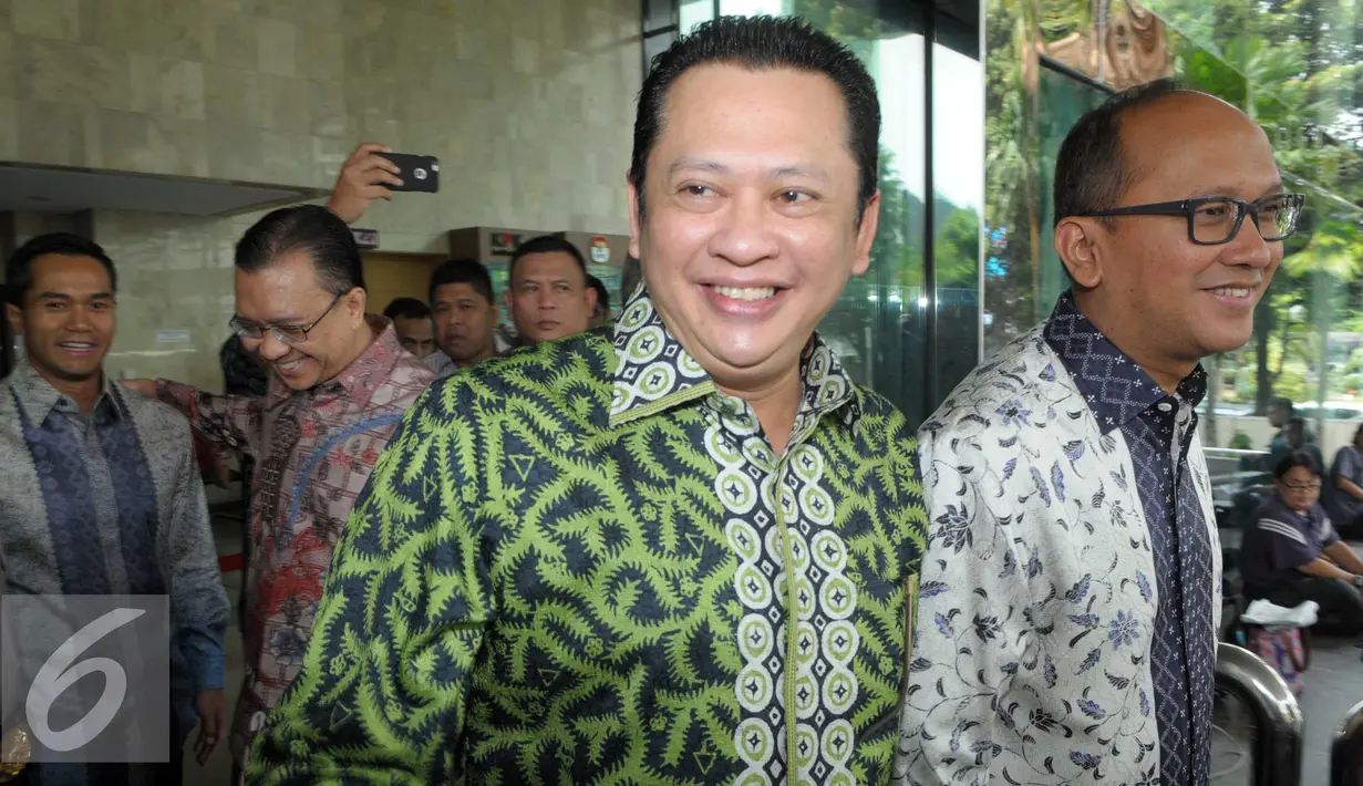 Ketua Umum Kadin, Rosan P. Roeslani (kanan) dan Wakil Ketua Umum Kadin bidang hubungan antar lembaga, Bambang Soesatyo (kedua kanan) berjalan usai mendatangi gedung KPK, Jakarta, Jumat (15/4). (Liputan6.com/Helmi Afandi)