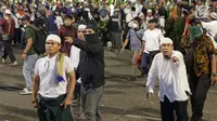 Peserta aksi massa Gerakan Nasional Kedaulatan Rakyat saat membubarkan diri usai unjuk rasa di depan Gedung Bawaslu, Jakarta, Selasa (21/5/2019). Dalam aksinya, mereka meminta Bawaslu memeriksa hasil Pemilu 2019 yang dinilai banyak kecurangan. (Liputan6.com/Helmi Fithriansyah)