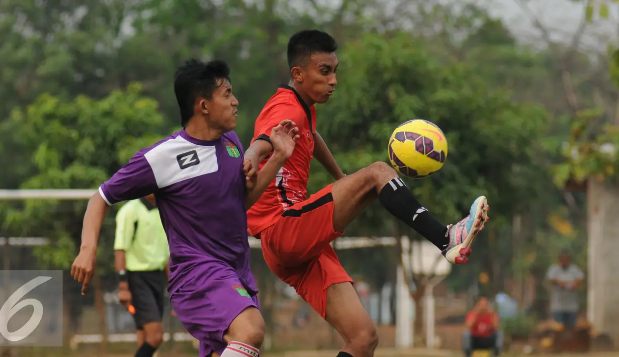 Pesepakbola Persita dan PSAU berebut bola saat laga uji coba di Lapangan Sutasoma, Halim Perdakusuma Jakarta, Jumat (21/8/2015). Persita unggul 1-0 atas PSAU. (Liputan6.com/Helmi Fithriansyah)