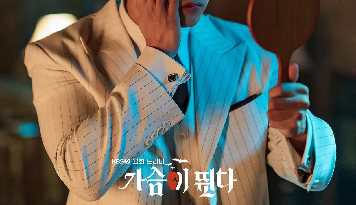 Dalam potongan adegannya, vampir Seon Woo Hyul tampak terkejut saat dia melihat ke cermin. Salah satu ciri vampir adalah wajahnya tidak terpantul di cermin. (Foto: kbsdrama Instagram via Soompi)