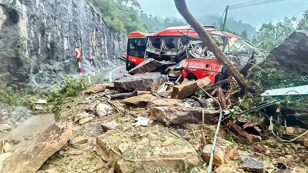 FOTO: Ngerinya Tanah Longsor Menghantam Bus di Jalur Pegunungan Vietnam, Enam Tewas