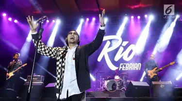 Rio Febrian saat tampil dalam acara Balkonjazz Festival 2019, di Balkondes Tuksono, Borobudur, Magelang, Jawa Tengah, Sabtu (14/9/2019). Rio sukses bikin baper dan menghipnotis ribuan penonton dengan melantunkan sekitar 10 lagu hitsnya. (Fimela.com/Bambang Ekaros Purnama)