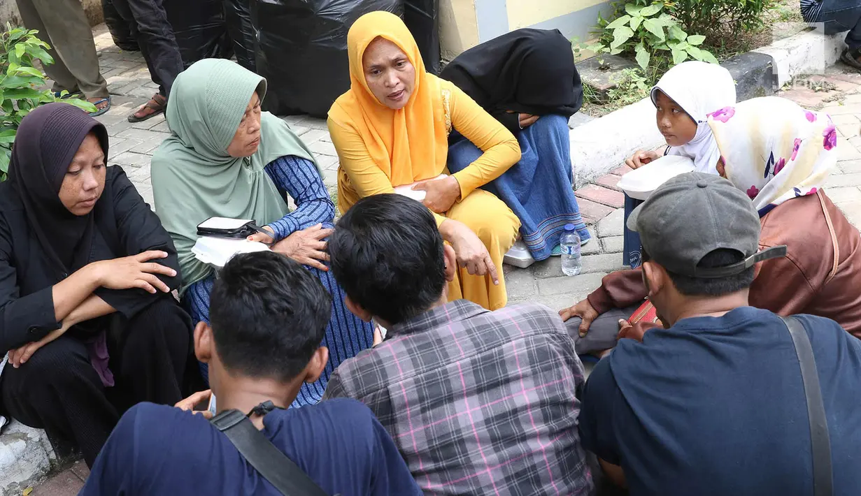 Keluarga korban tewas dalam kebakaran pabrik kembang api di Kosambi, Kabupaten Tangerang, Banten pada Kamis (26/10/2017), menunggu di sekitar Posko Ante Mortem RS Polri Sukanto Kramat Jati, Jakarta Timur, Jumat (27/10). (Liputan6.com/Immanuel Antonius)
