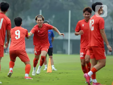 Pemain Timnas Vietnam U-23, Victor Le (tengah) saat melakukan latihan bersama di Lapangan A Gelora Bung Karno, Senayan, Jakarta, Senin (28/7/2025). (Liputan6.com/Helmi Fithriansyah)