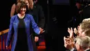 Karen Pence, istri cawapres Partai Republik Gubernur Indiana Mike Pence menyapa sejumlah orang sebelum dimulainya debat perdana cawapres AS di Longwood University di Farmville, Virginia (4/10). (AFP/Chip Somodevilla)