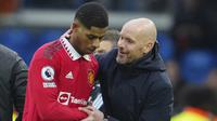Pelatih Manchester United, Erik ten Hag tersenyum dengan Marcus Rashford saat melawan Leeds United pada laga Liga Inggris di Stadion Elland Road, Minggu (12/2/2023). Gol yang dicetaknya di Elland Road itu menjadi gol ke-13 dari 15 pertandingan yang dijalani Marcus Rashford setelah Piala Dunia 2022. (AP Photo/Jon Super)